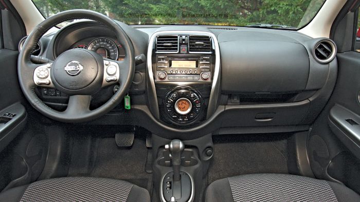 Στο εσωτερικό του Micra CVT, εκτός του διαφορετικού επιλογέα για το κιβώτιο, δεν παρατηρούνται άλλες αλλαγές σε σχέση με αυτό του χειροκίνητου μοντέλο